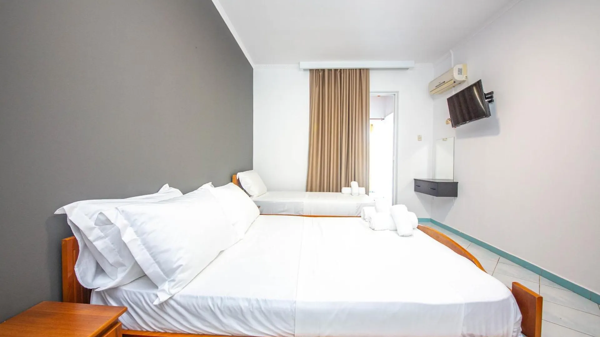 Noemi'S Hotel Ксамил