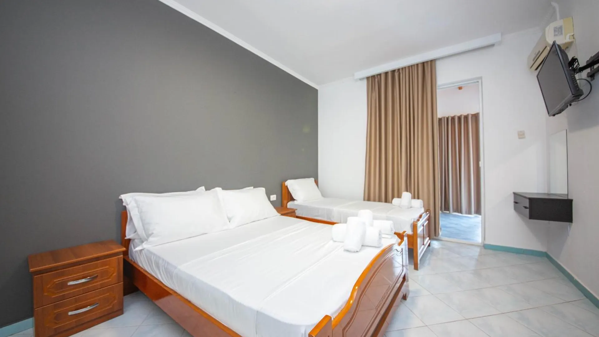 Noemi'S Hotel Ксамил