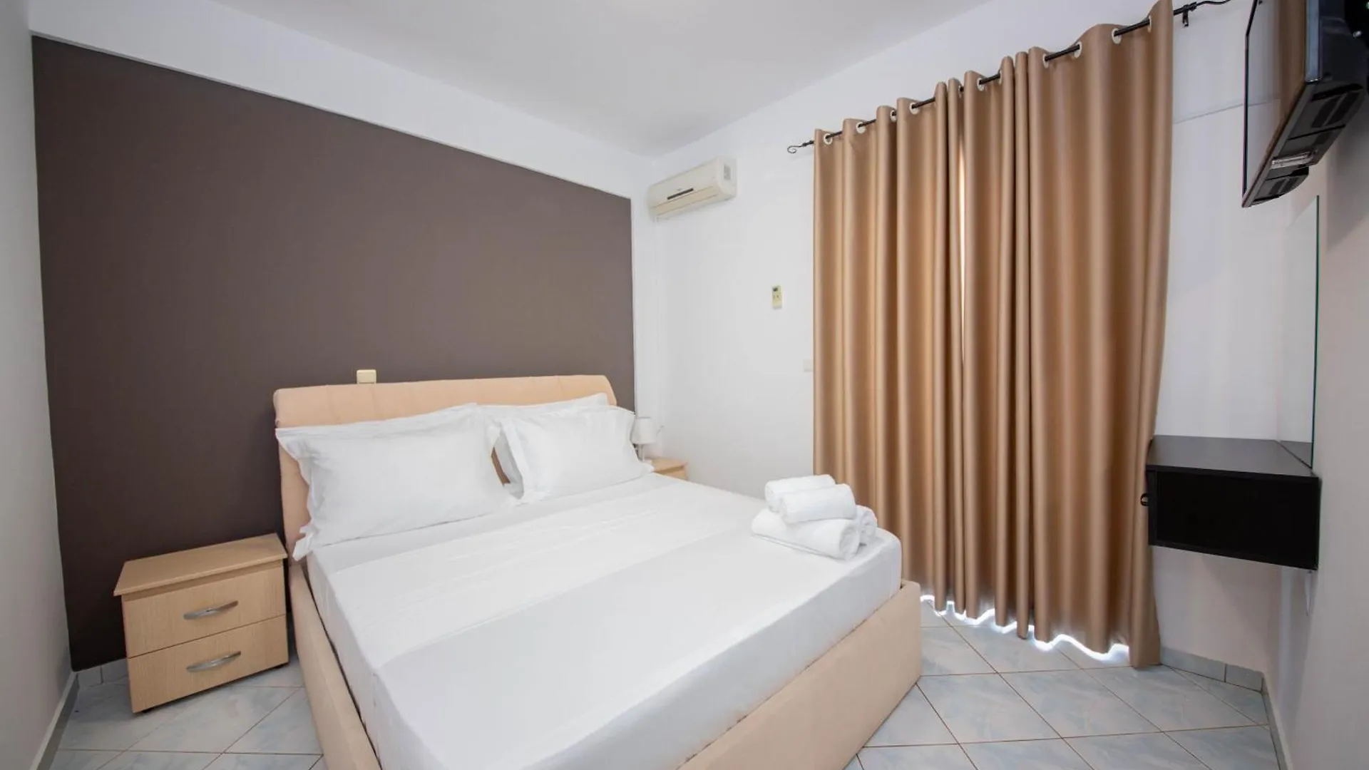 Noemi'S Hotel Ксамил
