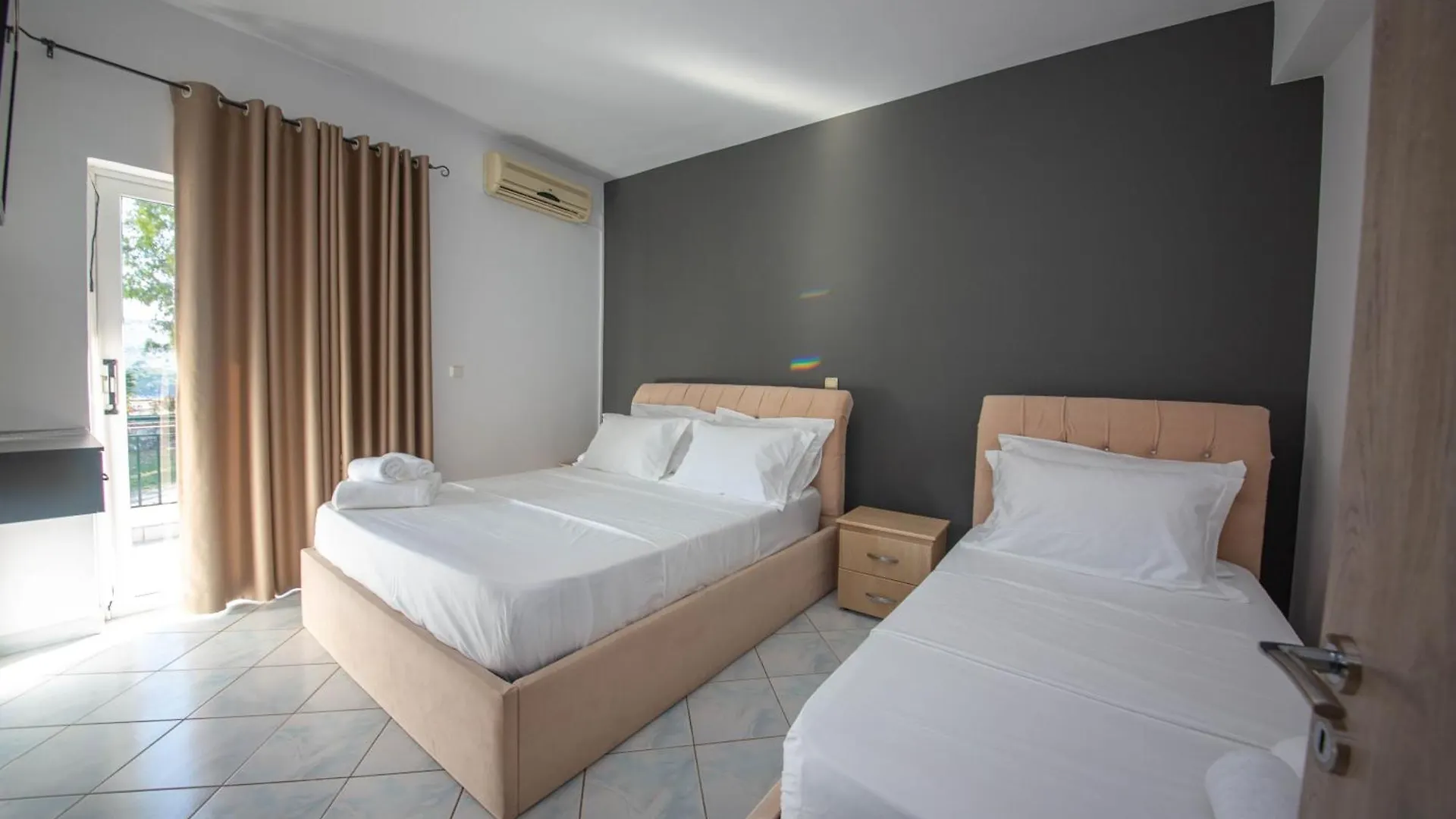 Noemi'S Hotel Ксамил