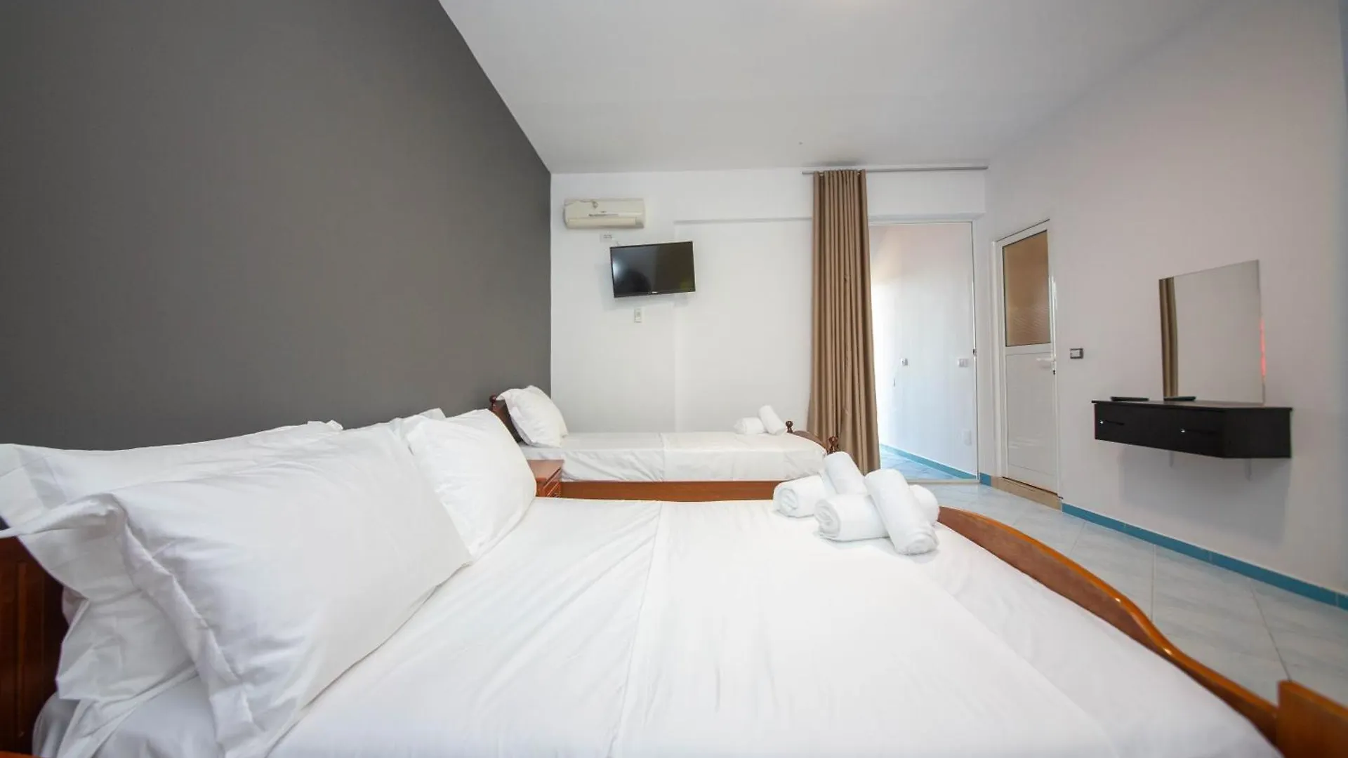 Noemi'S Hotel Ксамил