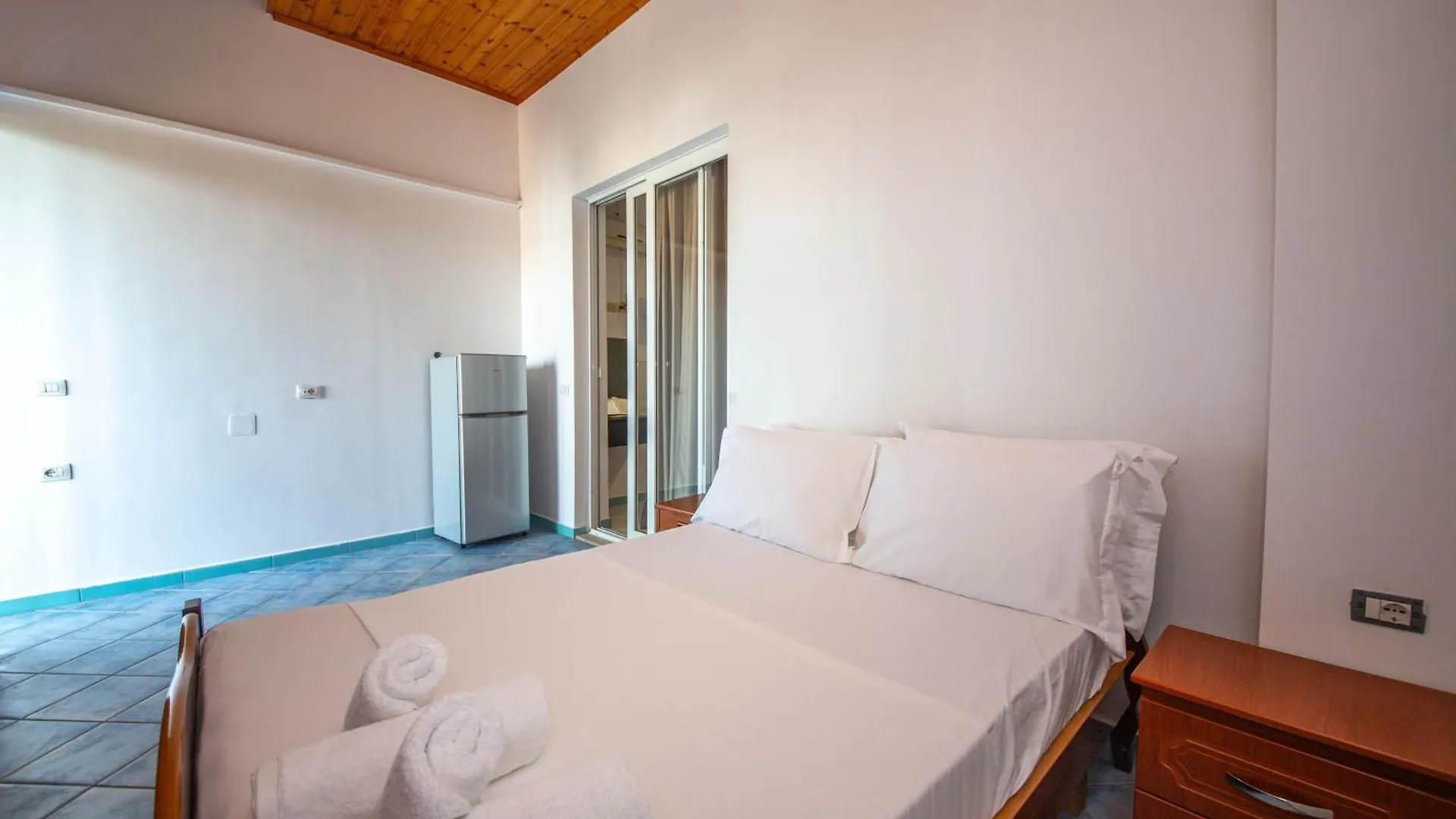 Noemi'S Hotel Ксамил