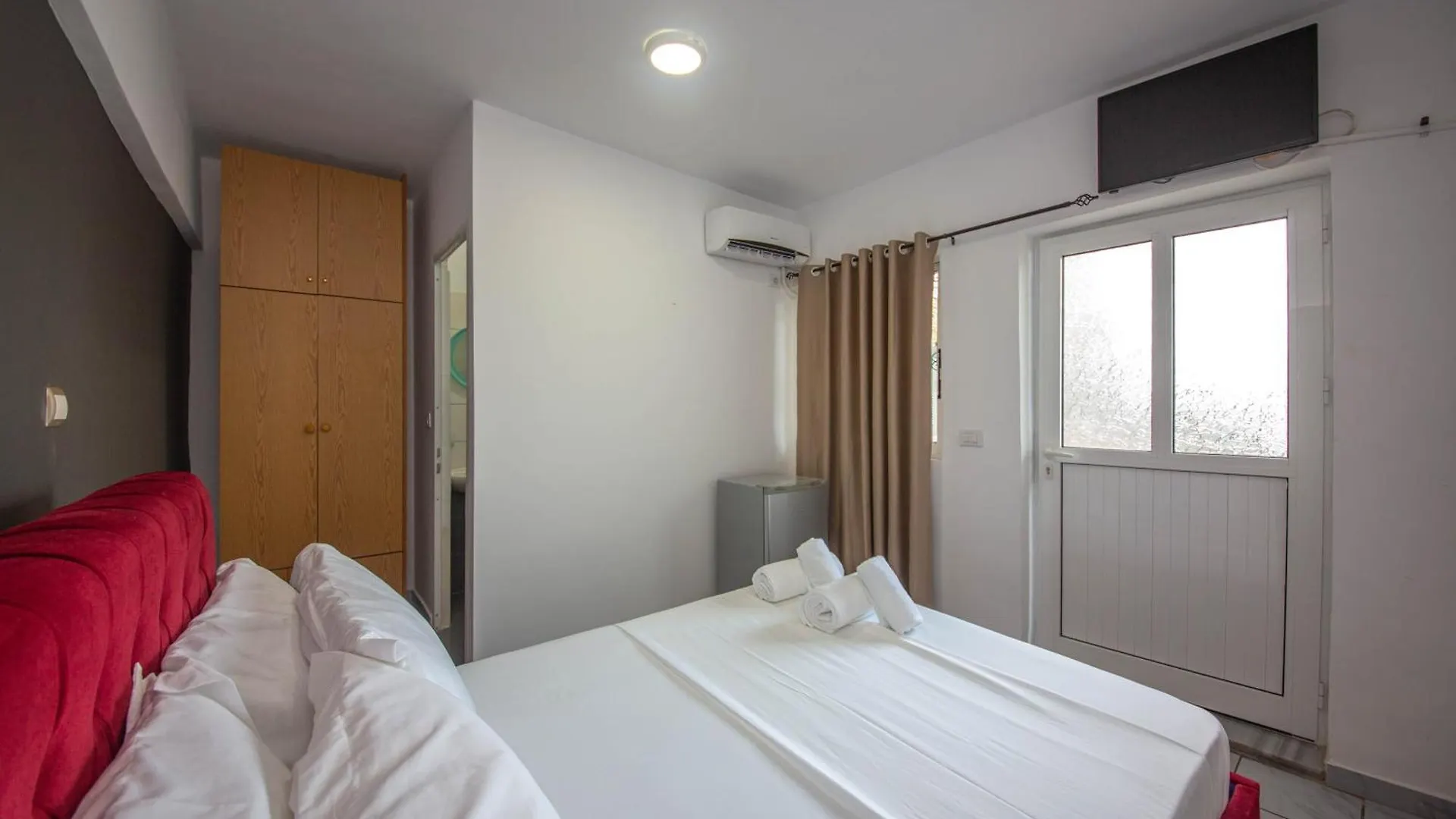 Noemi'S Hotel Ксамил