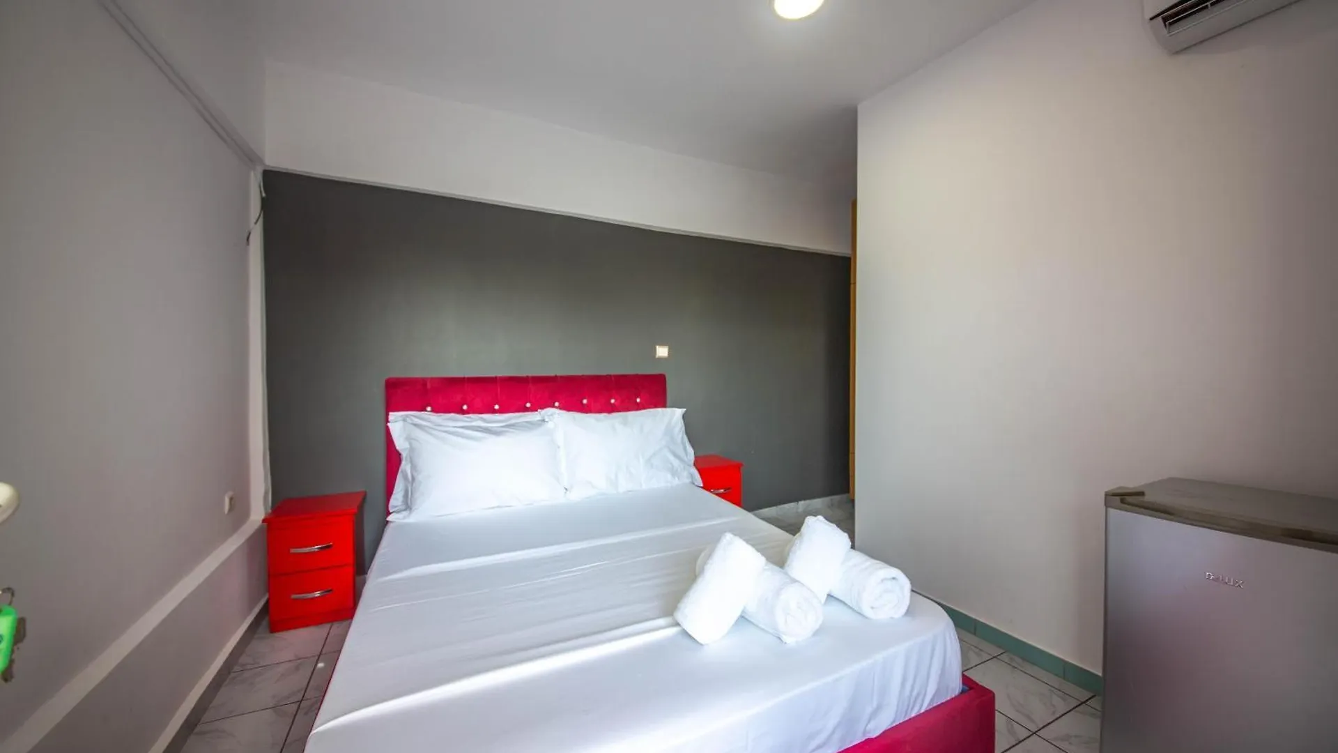 Noemi'S Hotel Ксамил