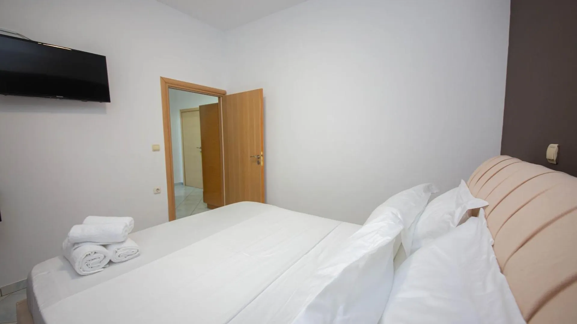 Noemi'S Hotel Ксамил