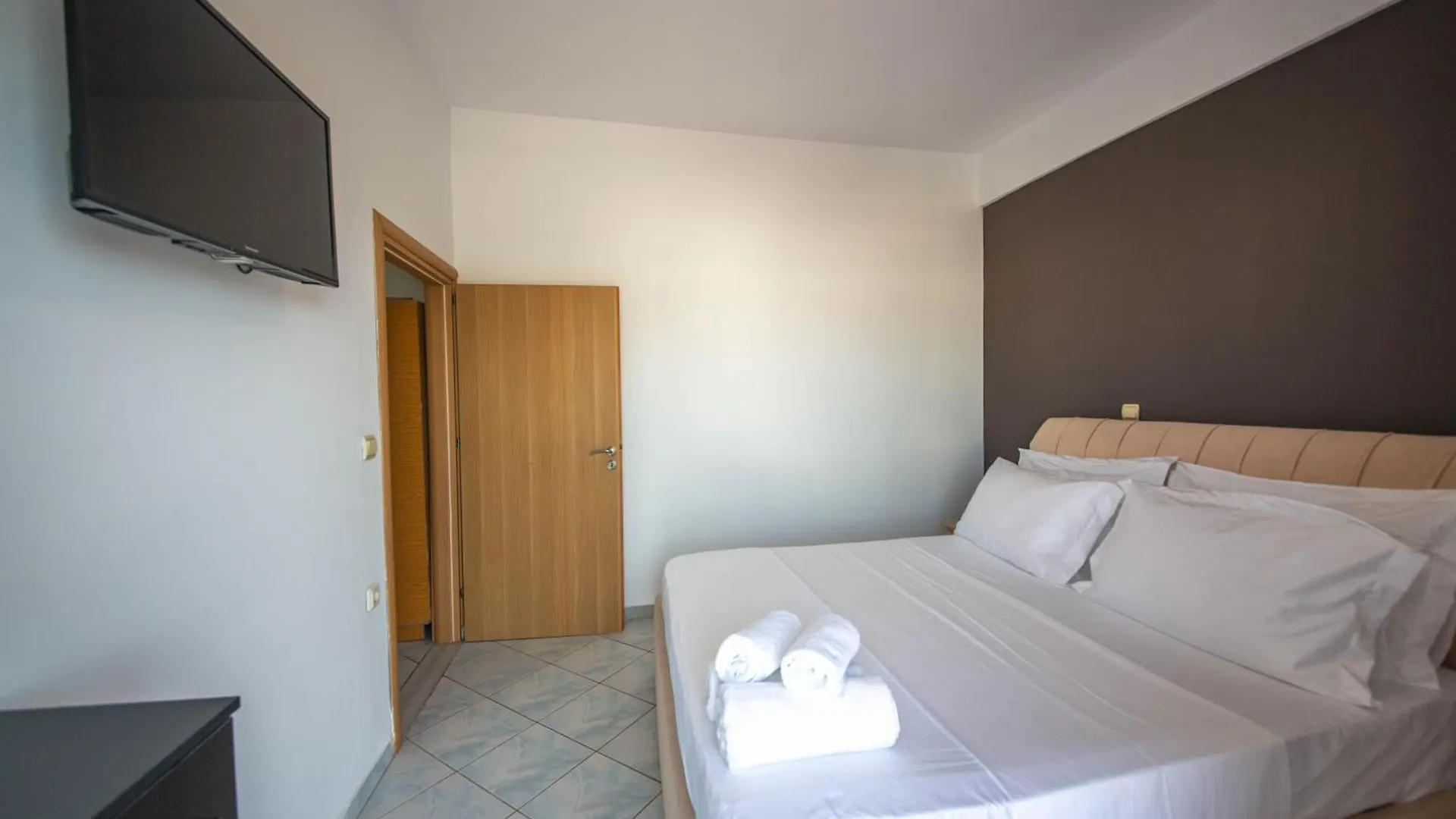 Noemi'S Hotel Ксамил Албания